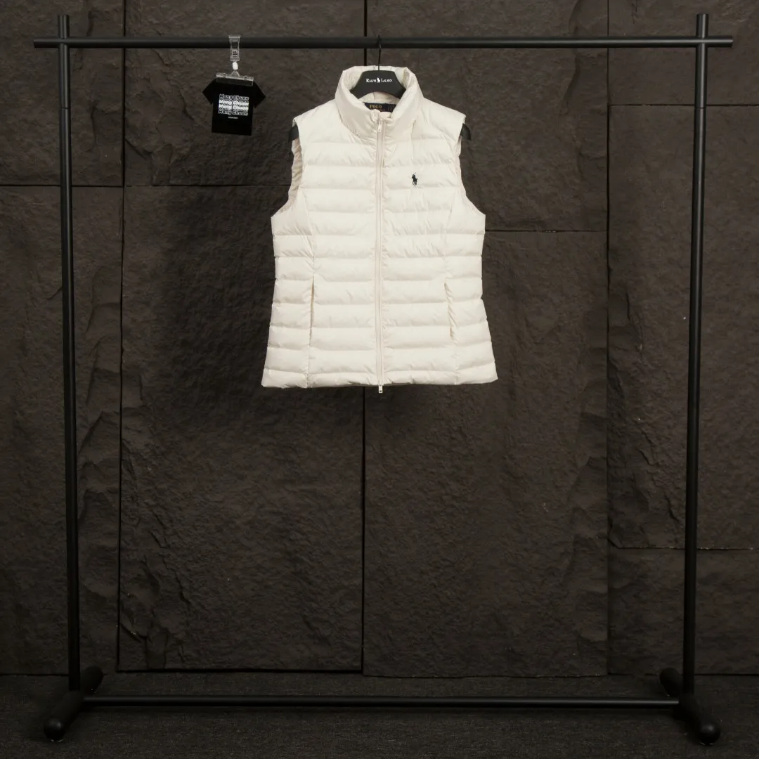 P340 Actual Photos [Popular in Winter] Style No.: 25125# Color: Black/Navy Blue/Almond Size: S-XL - Ralph Lauren/Ralph Lauren 2025FW Popular Winter Item Stand Collar Three-Zip Couple Style Rib Down Vest Vest - Craftsmanship 400T diamond-proof nylon on the face Grid down filling inside 400T high-density gallbladder isolation - Correct slightly waisted version on both sides The placket is made of cotton webbing and has double zipper pockets on both sides - RL's hottest vest this year. Out of stock at counters. A treasure item with a winter atmosphere. It comes in three basic colors. It can be worn by both men and women, especially the creamy white with a warm red feel. Comes with a beauty filter, which girls love. The overall fluffiness is just right. It is light and not bloated. It is very chill. It can enhance the overall fashion sense whether worn outside or inside.